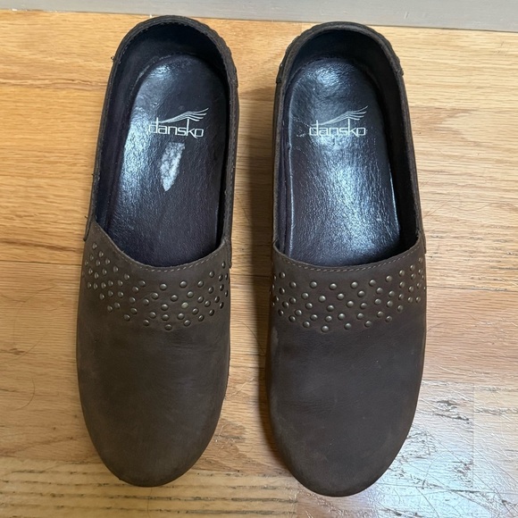 Dansko Mavis Brown Nubuck Leather Studded Slip On Clogs Shoes Size 39 US 9 - Picture 2 of 10